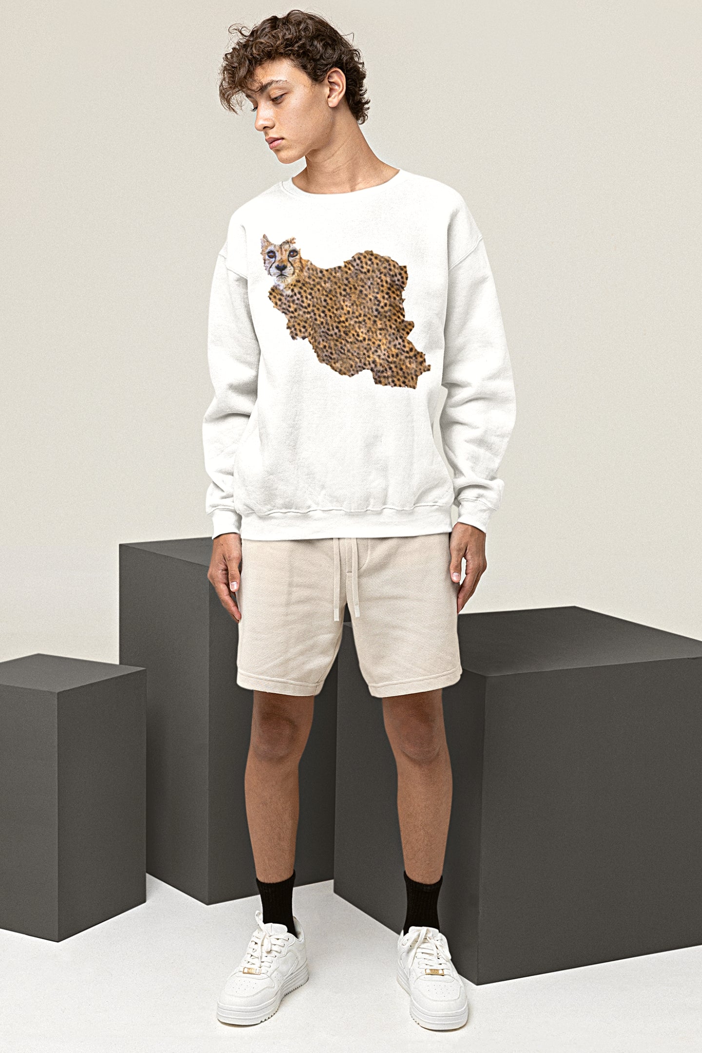 Unisex fleece sweatshirt with "Pirooz" graphic – Veesheh