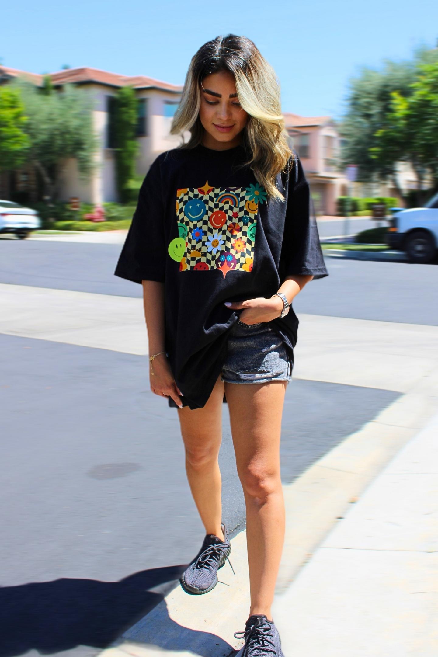 Unisex T-shirt with retro smiley face graphic – Veesheh