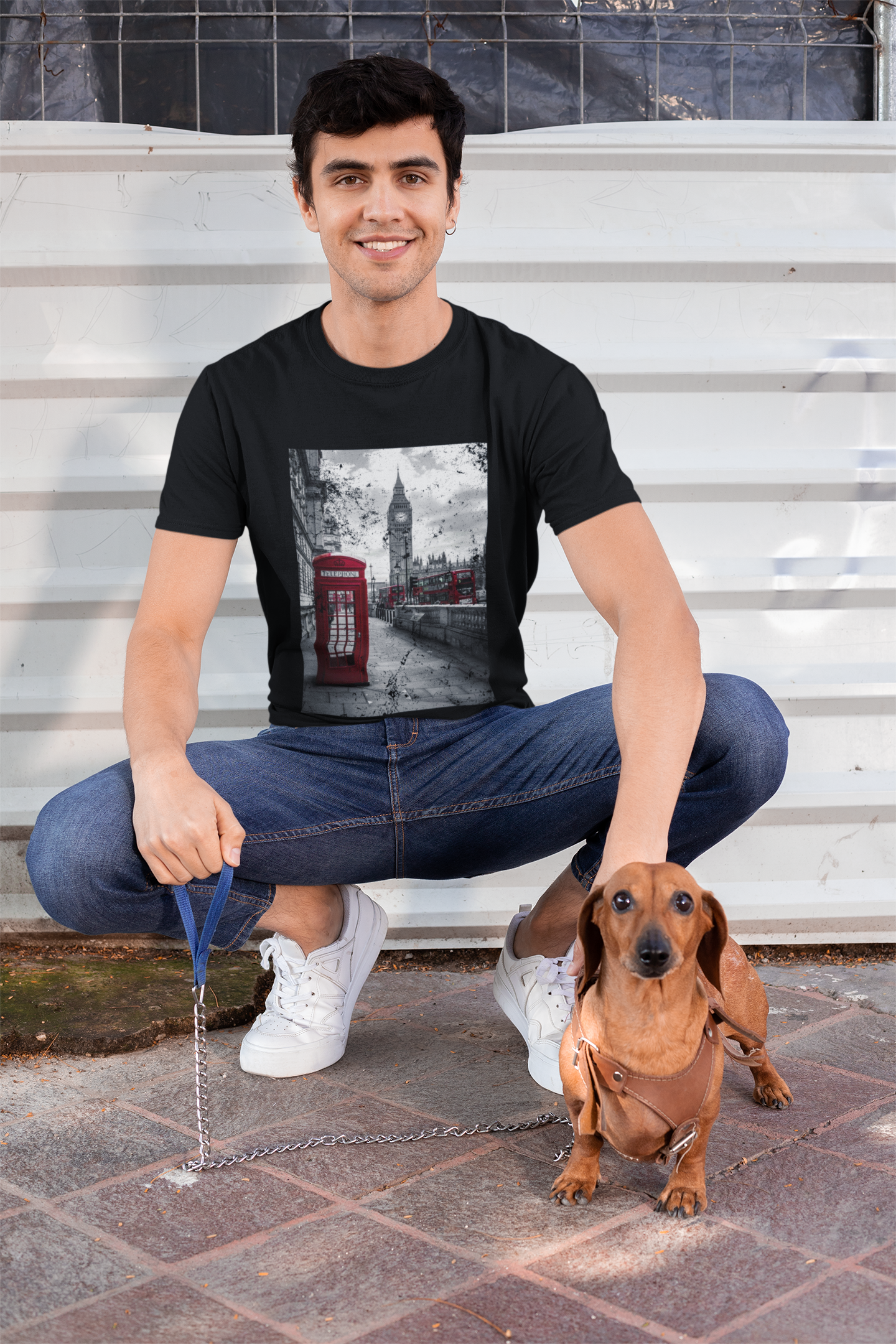 Unisex soft cotton T-shirt with red London kiosk graphic – Veesheh