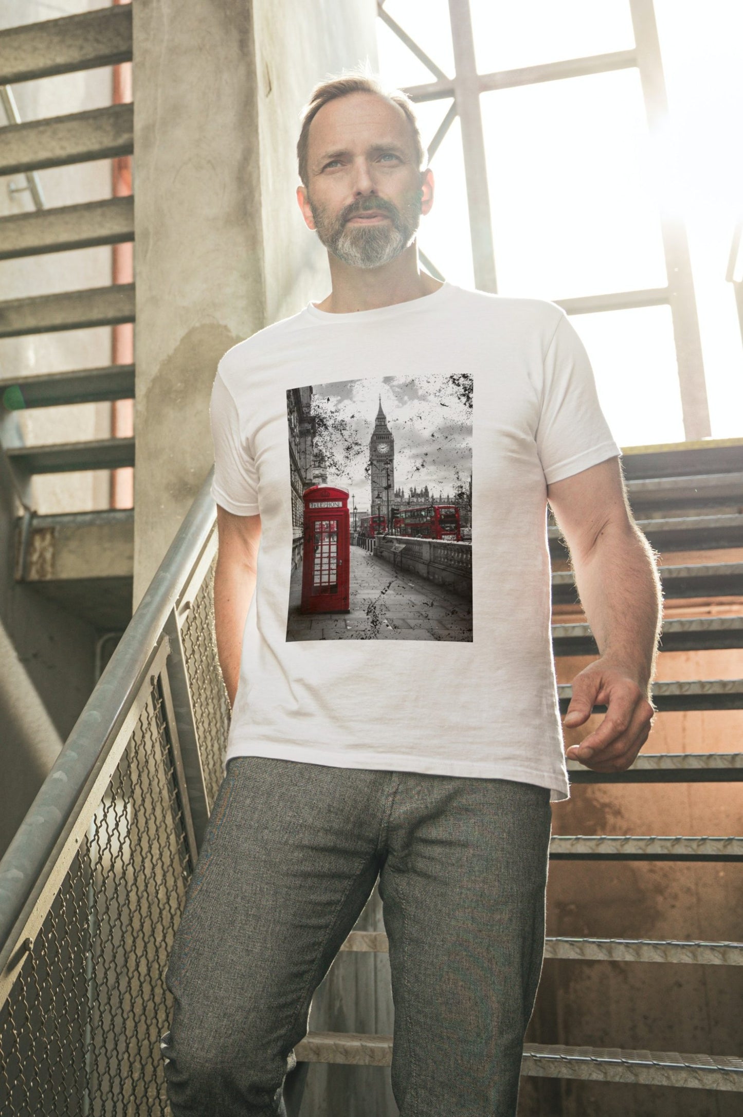 Model wearing London Calling T-shirt, unisex fit – Veesheh